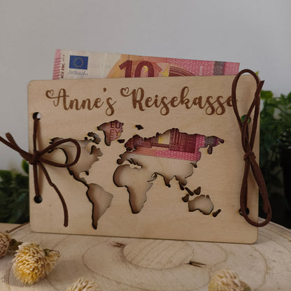 Personalisierte Reisekasse aus Holz – Geldgeschenk mit Weltkarte & Name
