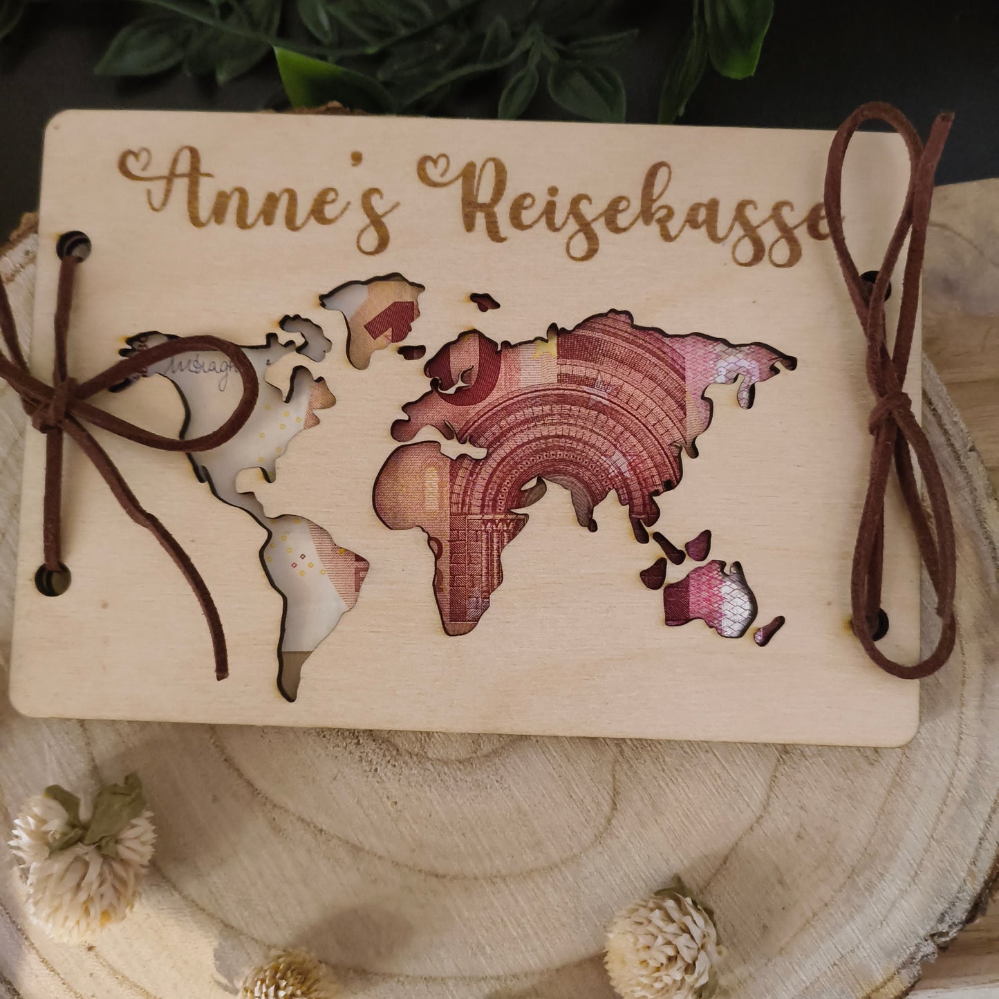 Personalisierte Reisekasse aus Holz – Geldgeschenk mit Weltkarte & Name