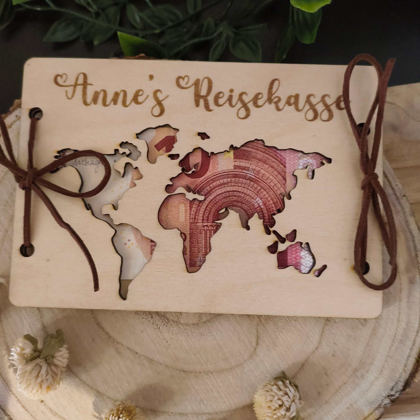 Personalisierte Reisekasse aus Holz – Geldgeschenk mit Weltkarte & Name