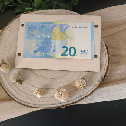 Personalisierte Reisekasse aus Holz – Geldgeschenk mit Weltkarte & Name