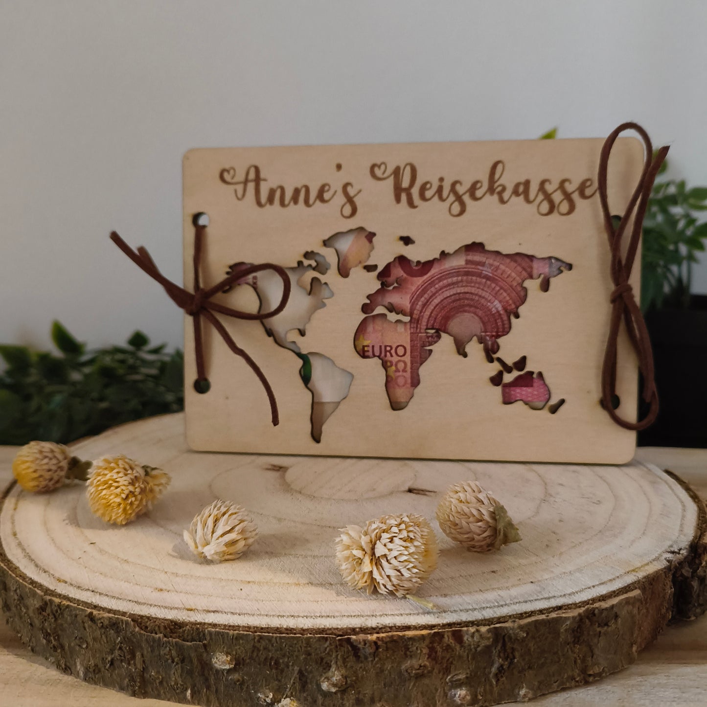 Personalisierte Reisekasse aus Holz – Geldgeschenk mit Weltkarte & Name