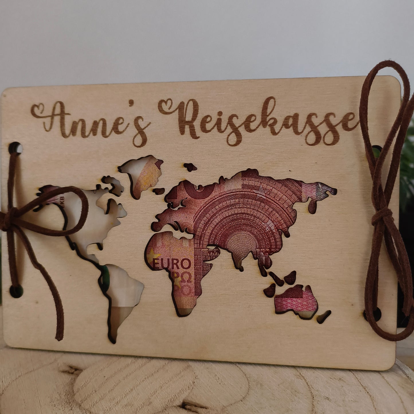 Personalisierte Reisekasse aus Holz – Geldgeschenk mit Weltkarte & Name