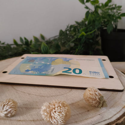 Personalisierte Reisekasse aus Holz – Geldgeschenk mit Weltkarte & Name