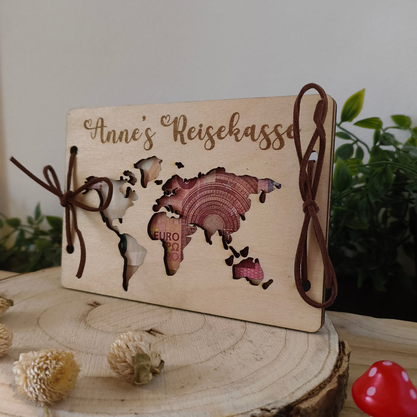 Personalisierte Reisekasse aus Holz – Geldgeschenk mit Weltkarte & Name