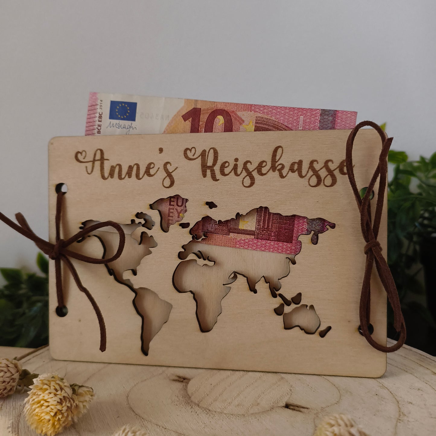 Personalisierte Reisekasse aus Holz – Geldgeschenk mit Weltkarte & Name