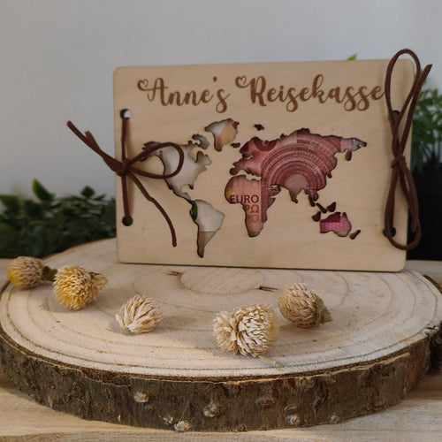 Personalisierte Reisekasse aus Holz – Geldgeschenk mit Weltkarte & Name